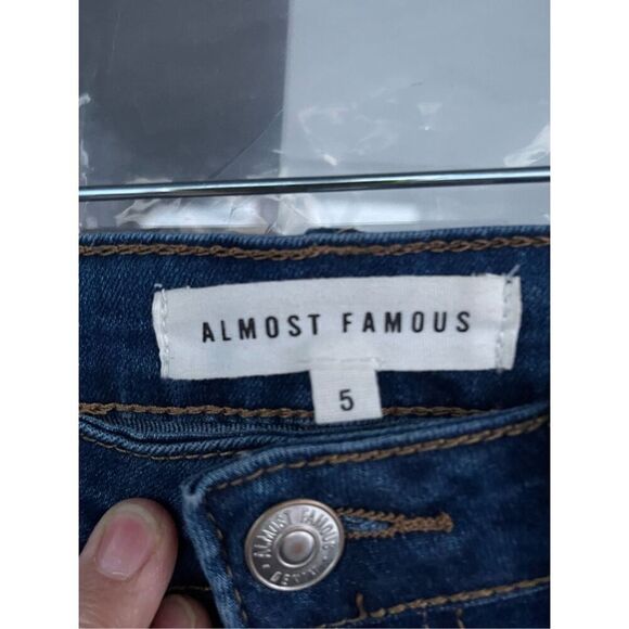 B6 Almost Famous Women's Denim Frayed Flared Jeans Blue Size 5‎ - Picture 3 of 8